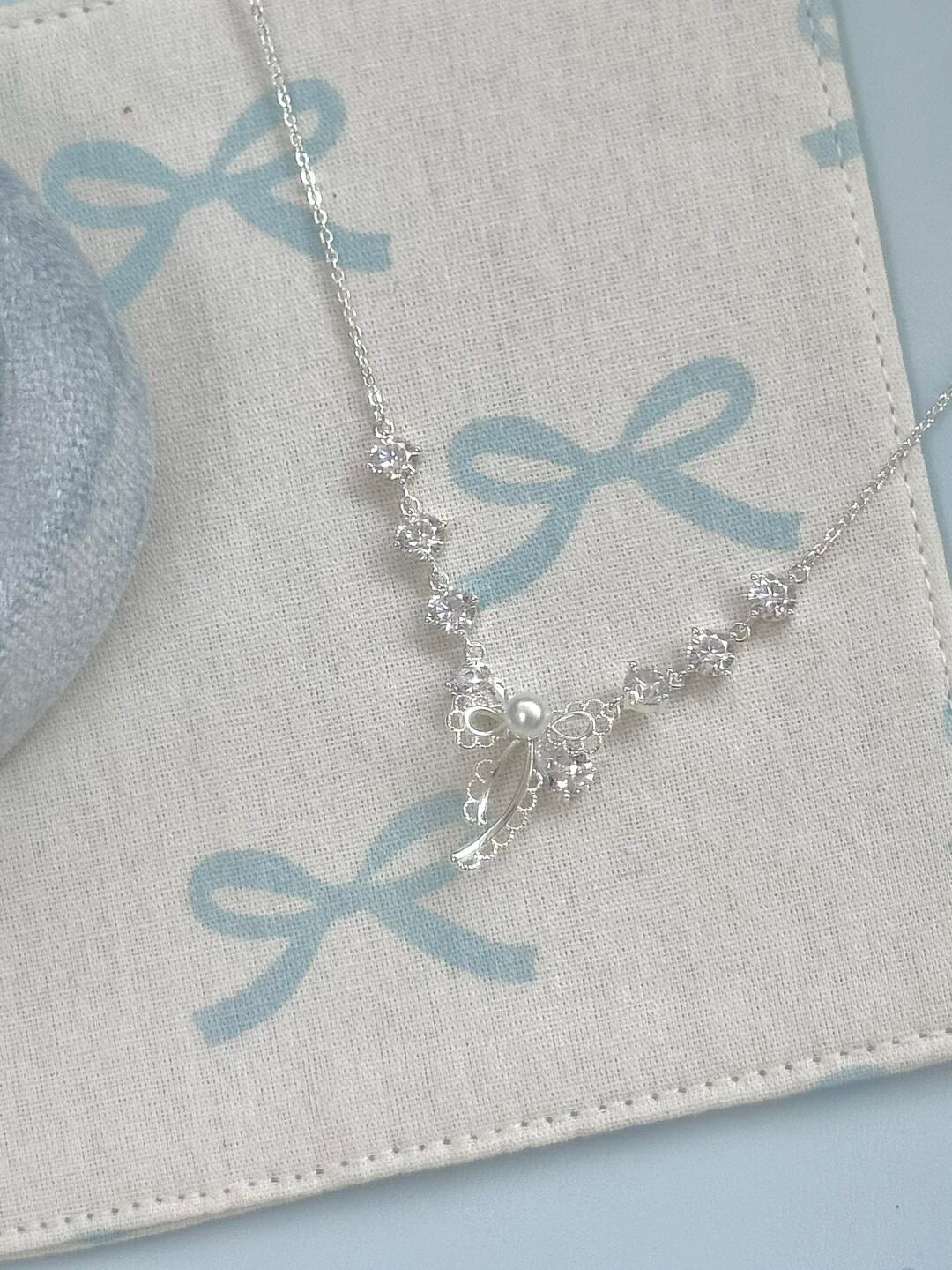 LolaWhite "Dream Mist Elf" Silver-Tone Openwork Lace Bow Pearl Collarbone Necklace（Silver-plated）