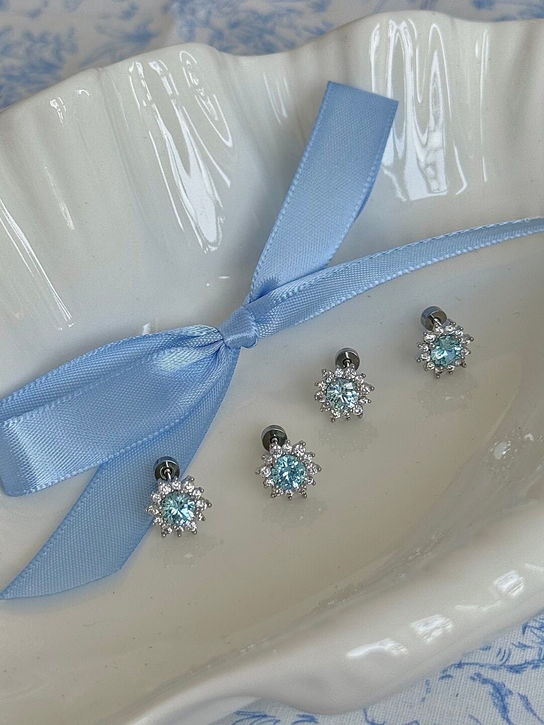 롤라화이트 "프로스티드 스파클" 블루 눈송이 귀걸이 - 아이시 엘레강스, 플랫 백 스터드