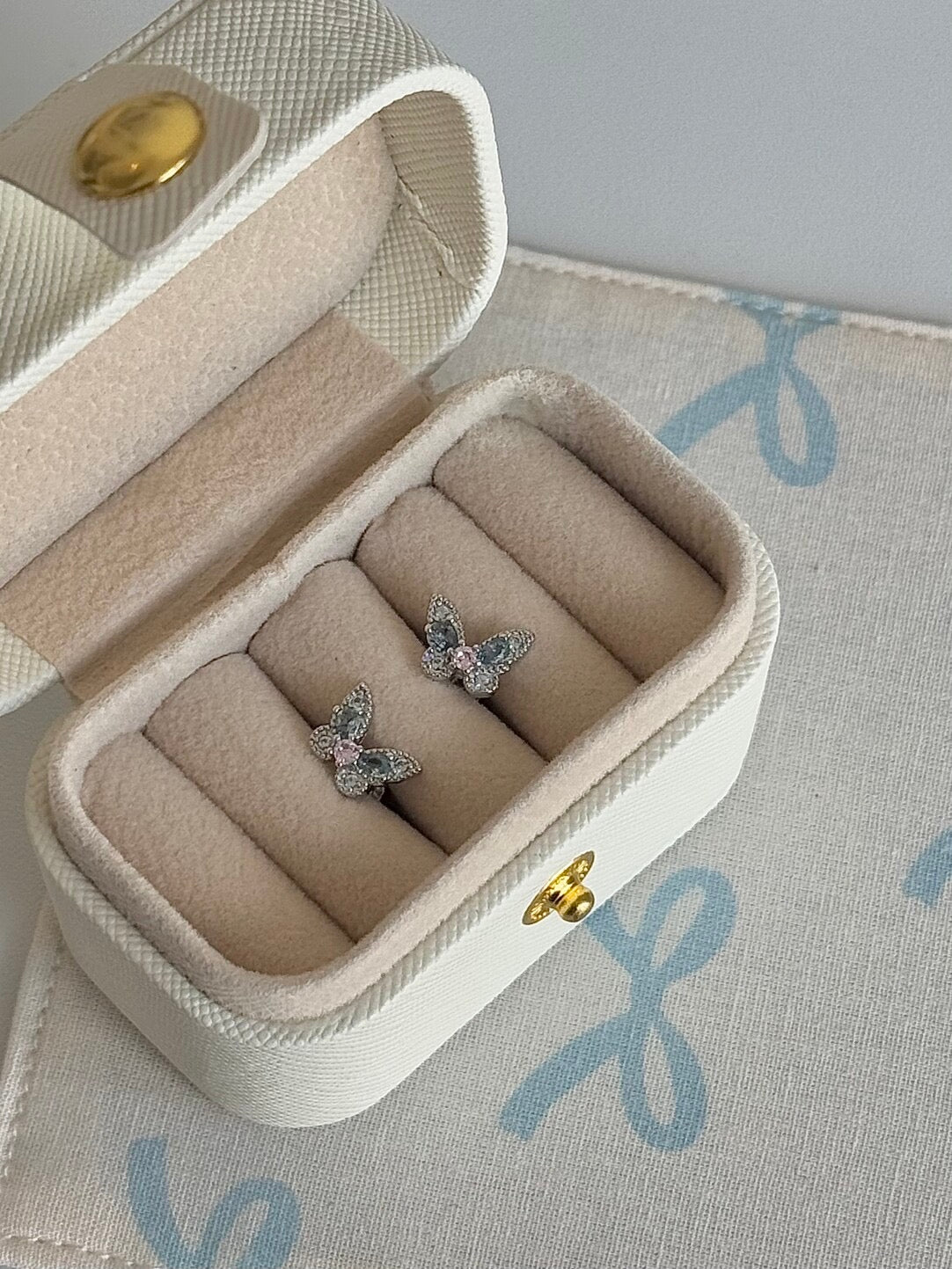 롤라화이트 "프로스티드 버터플라이" 이어커프 | 아이시 블루 &amp; 핑크 지르콘 클러스터, 피어싱 불필요