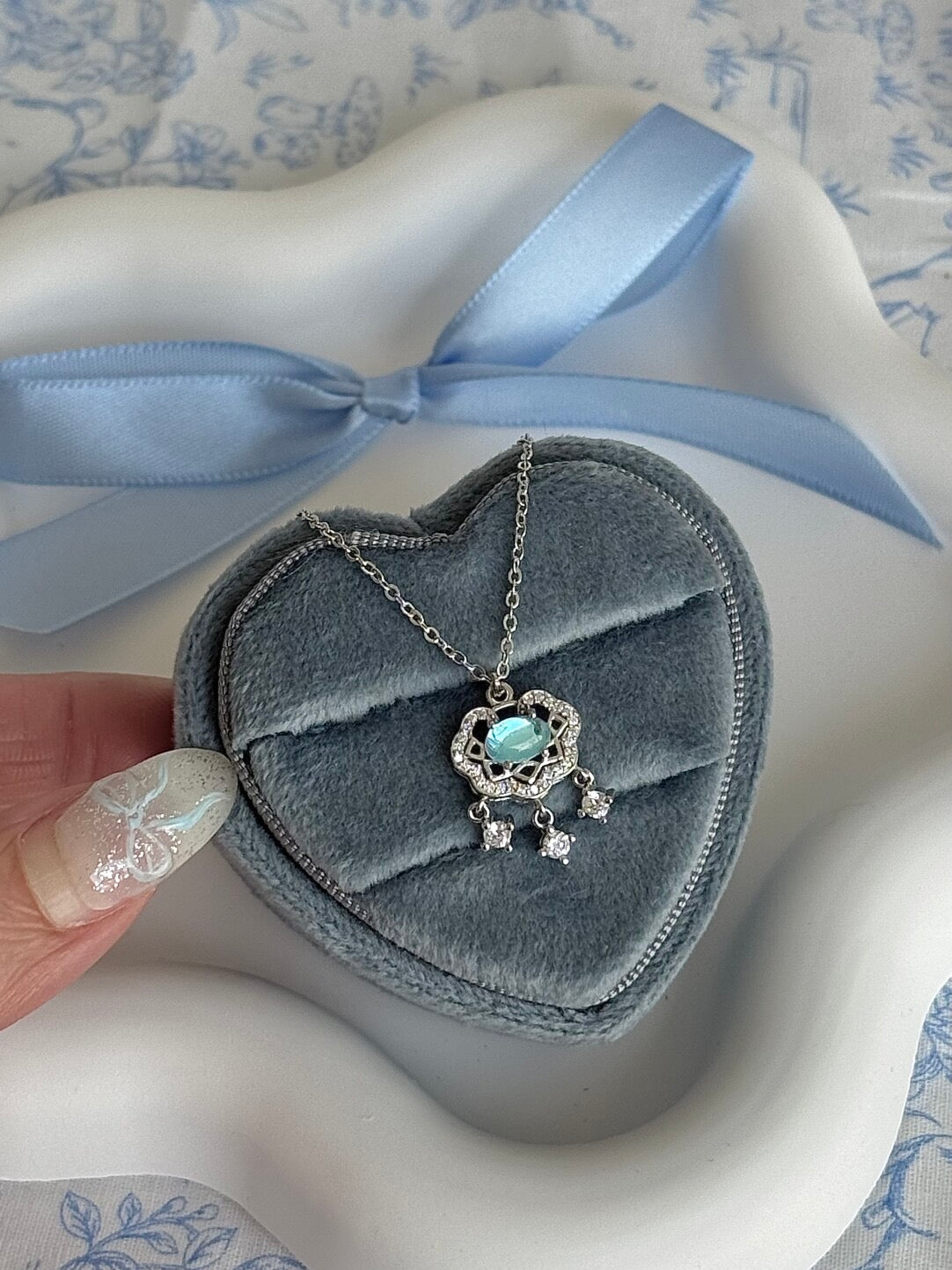 롤라화이트 "문릿 오스" 솔리드 999 스털링 실버 프로텍션 로켓 목걸이 (블루 문스톤 세팅) - 차갑고 신비로운 분위기, 행운을 가져다줍니다