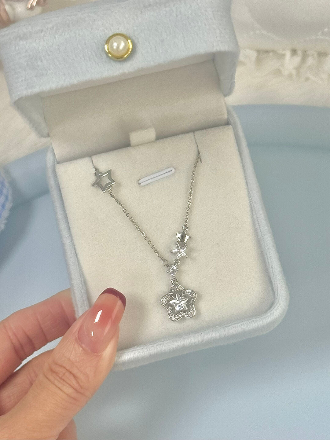 LolaWhite "Like a Star" Premium Star Collarbone Necklace – Light Luxury, Dazzling & Unique, Bestie Gift