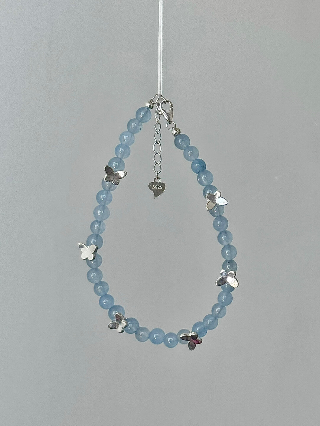 롤라화이트 "프로스트윙 버터플라이" 천연 아쿠아마린 스털링 실버 팔찌 | 차가움의 우아함