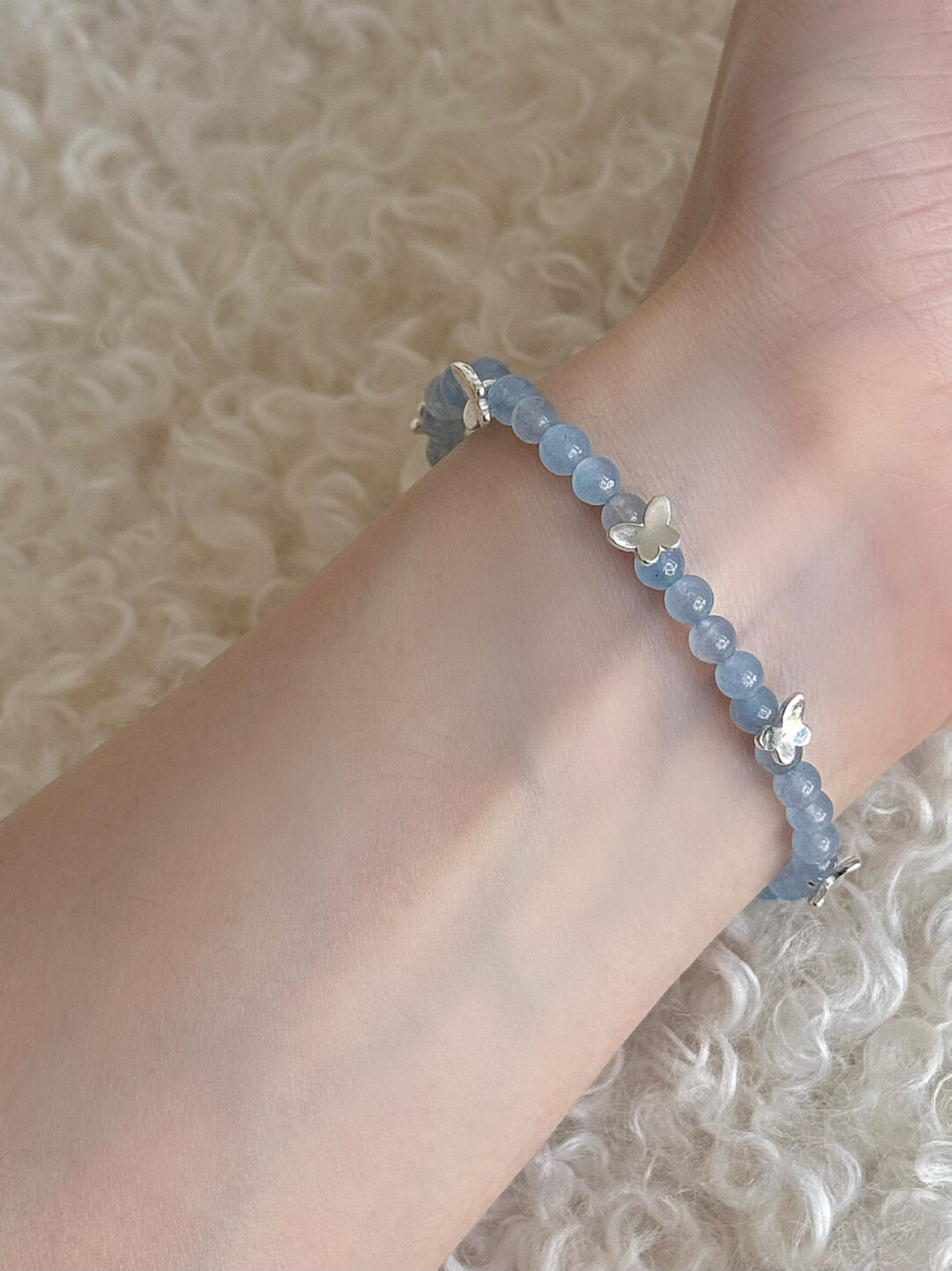 롤라화이트 "프로스트윙 버터플라이" 천연 아쿠아마린 스털링 실버 팔찌 | 차가움의 우아함
