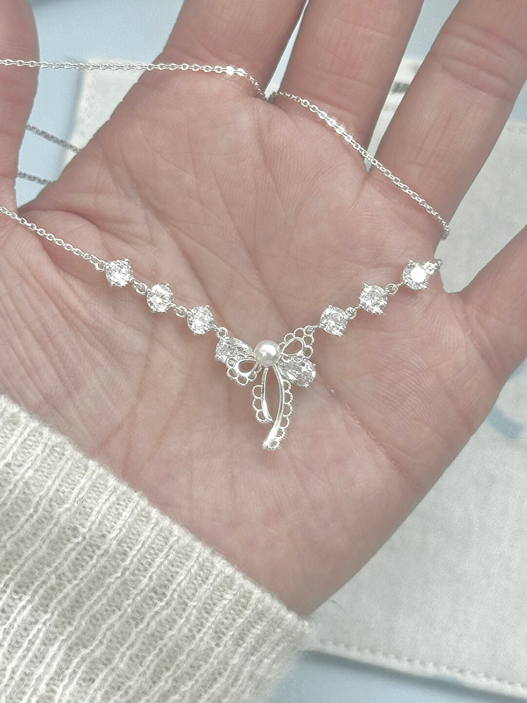 LolaWhite "Dream Mist Elf" Silver-Tone Openwork Lace Bow Pearl Collarbone Necklace（Silver-plated）
